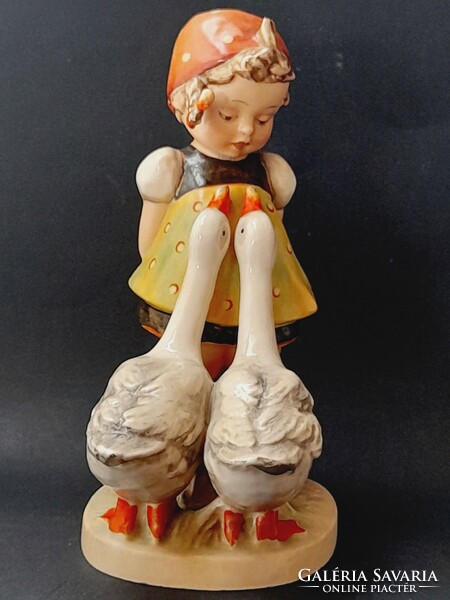 Nagyméretű Hummel Goebel porcelán figura, kislány libákkal,19 cm