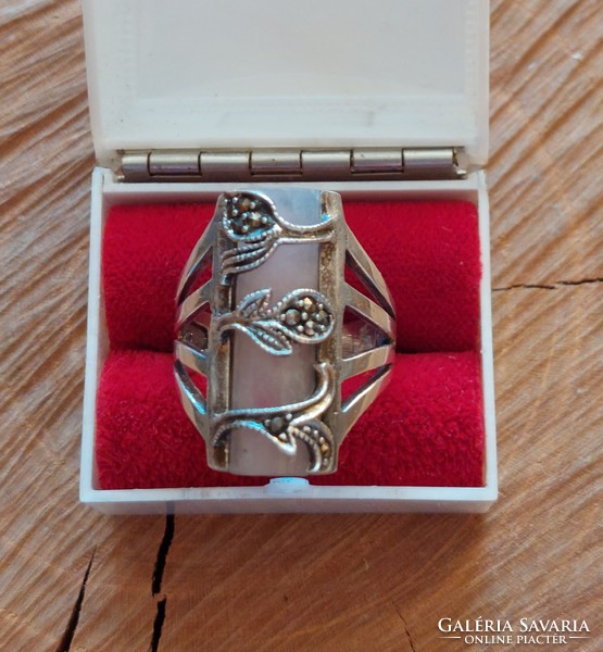Special silver ring with rose quartz and marcasite stones, with a flower motif