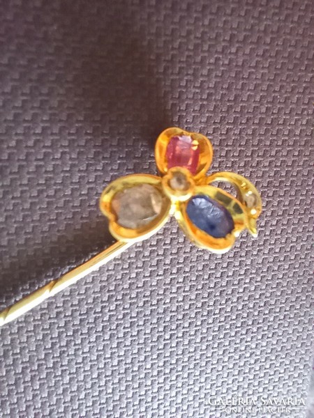 Diamond, ruby, sapphire 14 carat gold breast/tie pin. With certificate