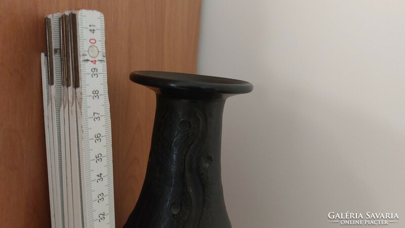 (K) Egyedi fekete kerámia váza cca 39 cm magas
