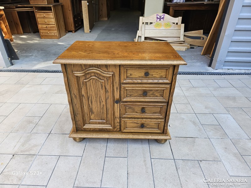 Beautiful condition oak chest of drawers for sale.