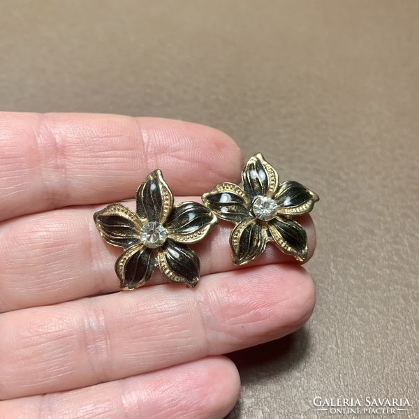 Old special vintage stud earrings, metal flower earrings, the jewelry is from the 1970s