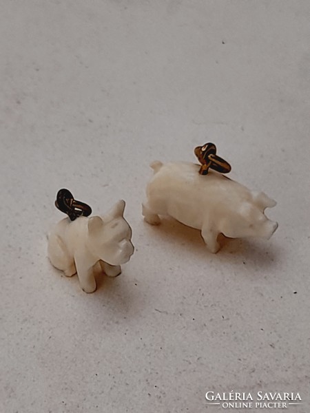 Small animal figures, dog and pig, carved from a few bones, 2 in one, 1.5 cm