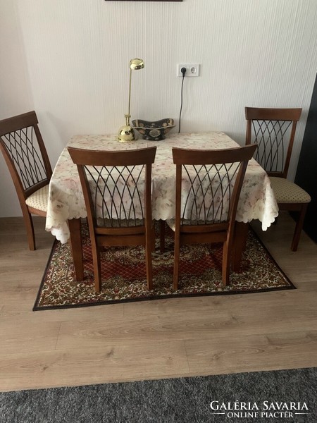 Tömörfa asztal 4 székkel