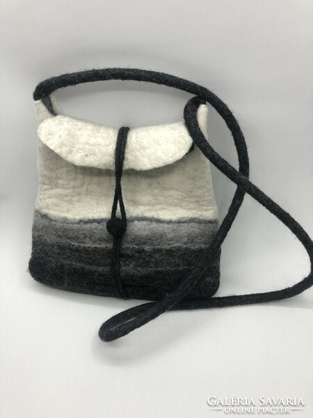 Felt bag black and white