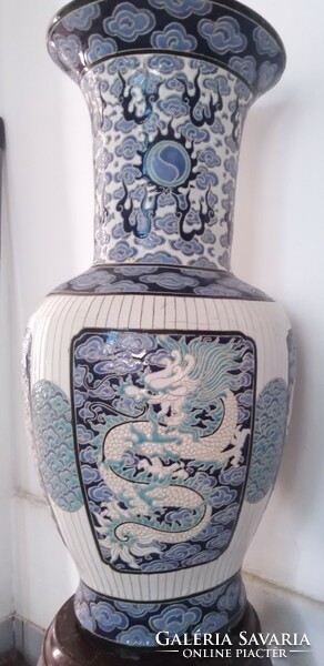 Showy Chinese floor vase with dragons and clouds