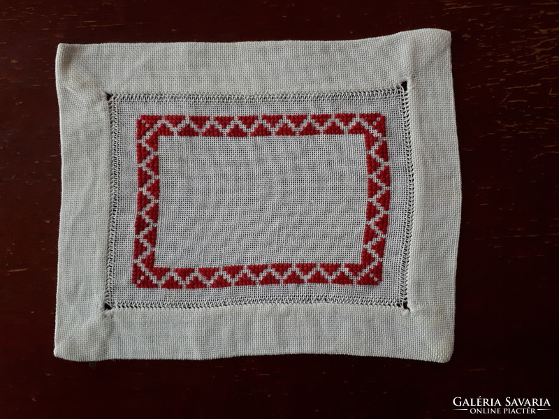 Butter-colored small tray tablecloth with cross-stitch decoration