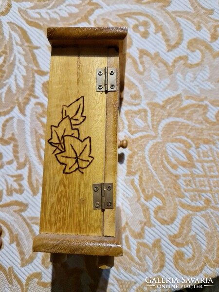 A wooden bird key holder with leaves that can also be placed on the wall
