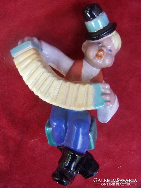 Hop brothers: the little accordionist is a colorfully painted ceramic statue. Height: 19 cm. It's a mistake