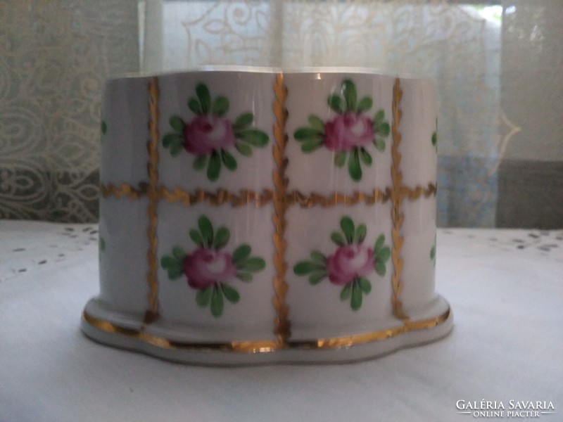 Herend porcelain petites roses with gold mesh pattern