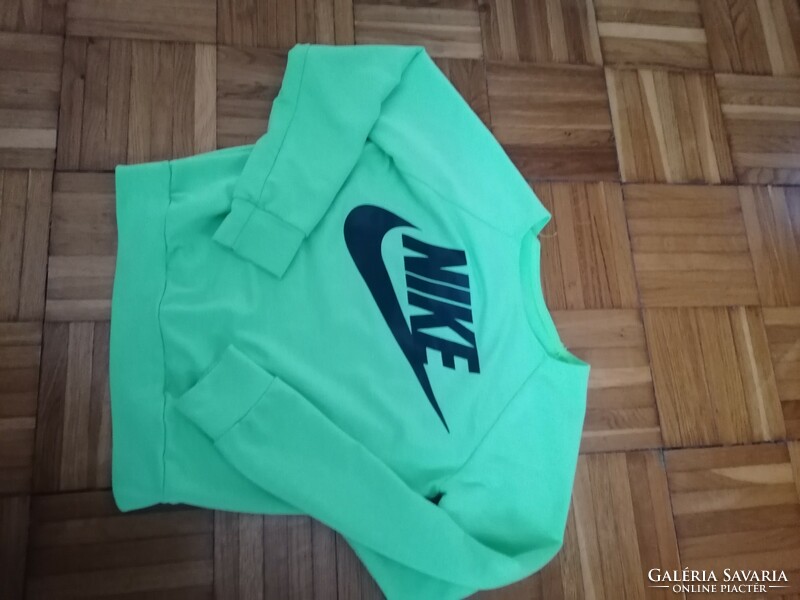 Nike kids sweater for sale weighed!