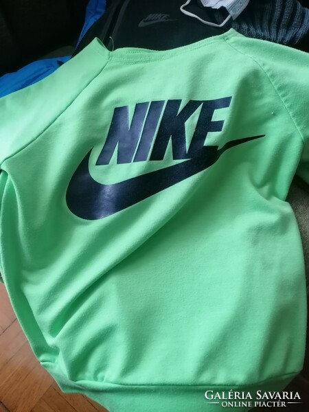 Nike kids sweater for sale weighed!