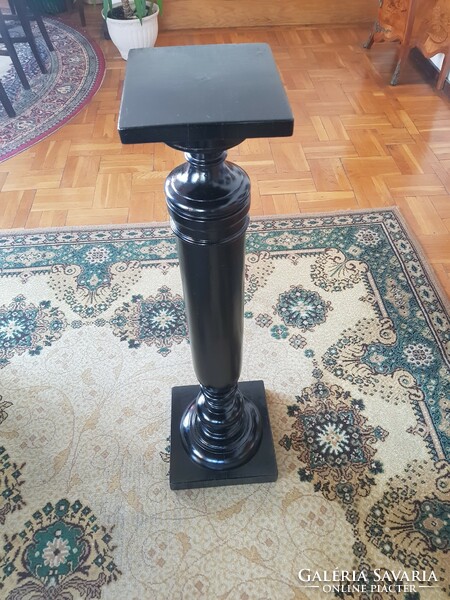 Turn-of-the-century statue holder postmens