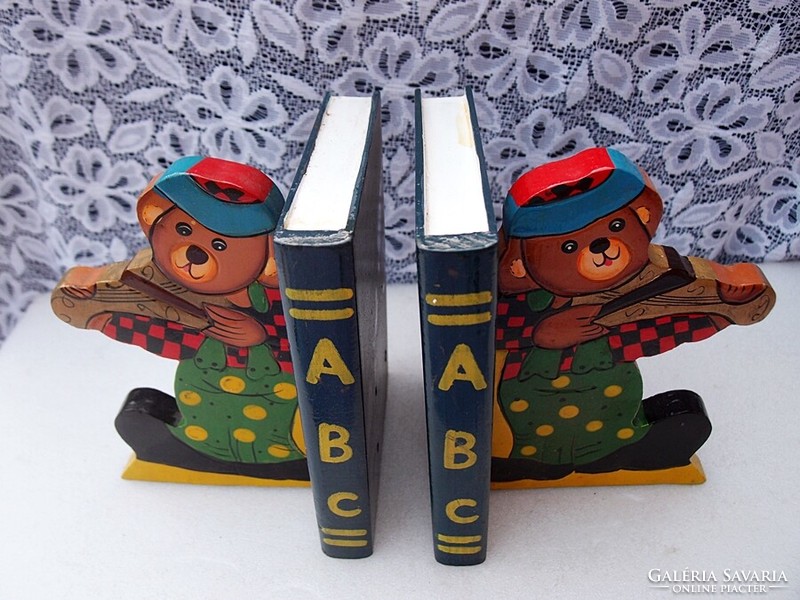 A pair of Macis bookends