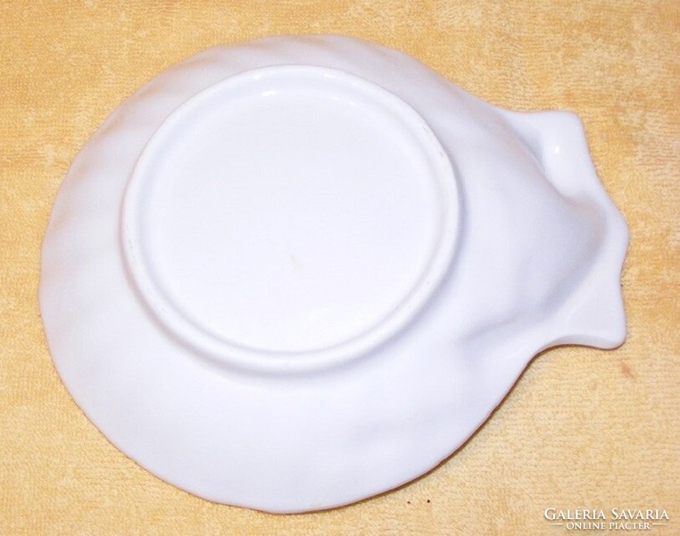 Clam-shaped crayfish serving bowl