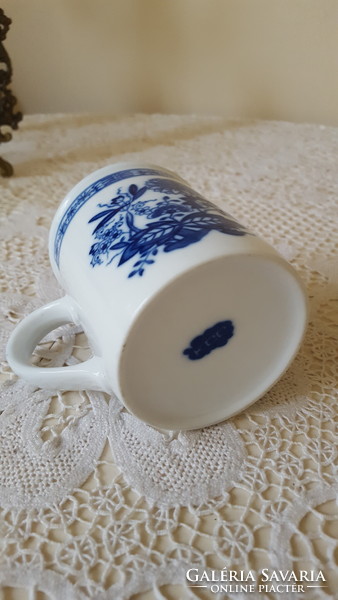 Porcelain mug with onion pattern