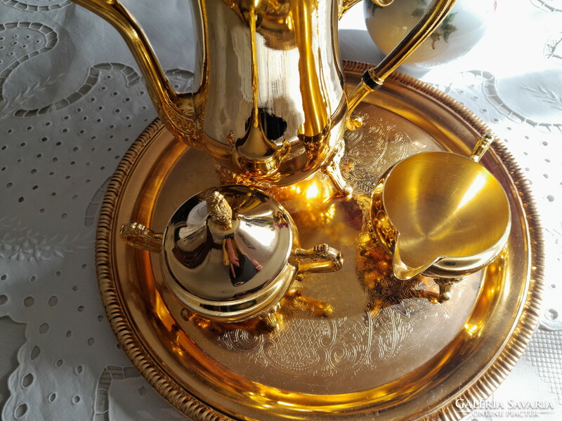 A set suitable for serving beautiful gold-plated coffee or tea.