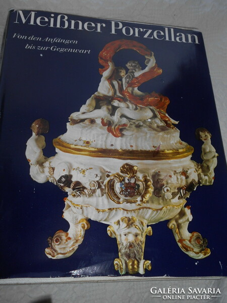 A volume of more than 500 pages on German porcelain