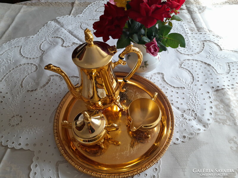 A set suitable for serving beautiful gold-plated coffee or tea.