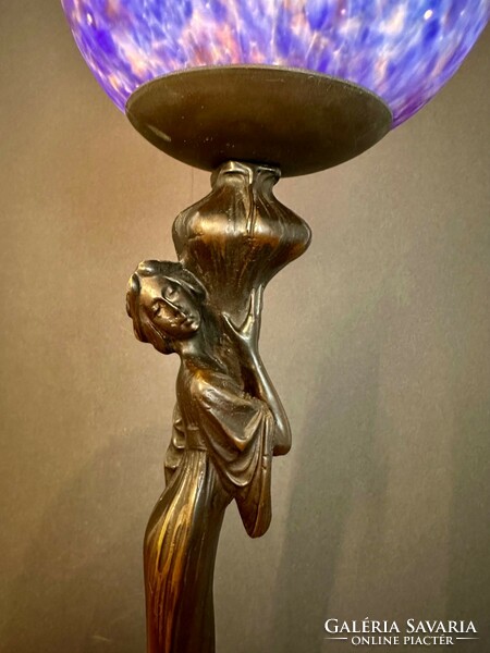 Szecessziós stílusú asztali lámpa, különleges kézzel fújt lámpabúrával