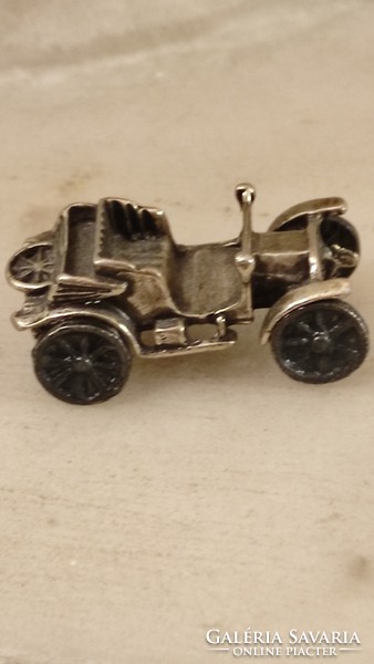 Ezüst miniatűr  " Retró autó" Részletgazdag. Mozognak a kerekek .Ritka.