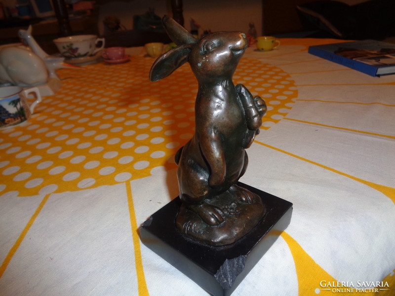 Milo bunny carrot marked, bronze and black marble base, 14 cm