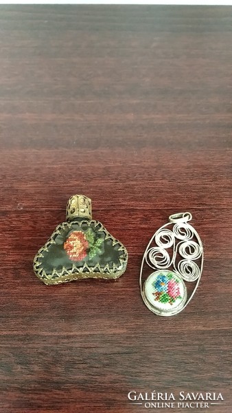 Small tapestry pendant and bottle {e1}
