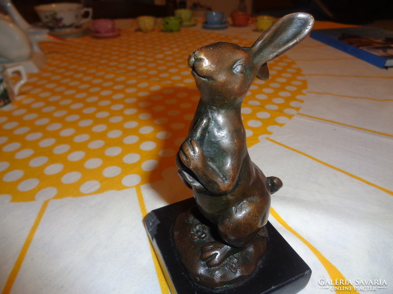 Milo bunny carrot marked, bronze and black marble base, 14 cm