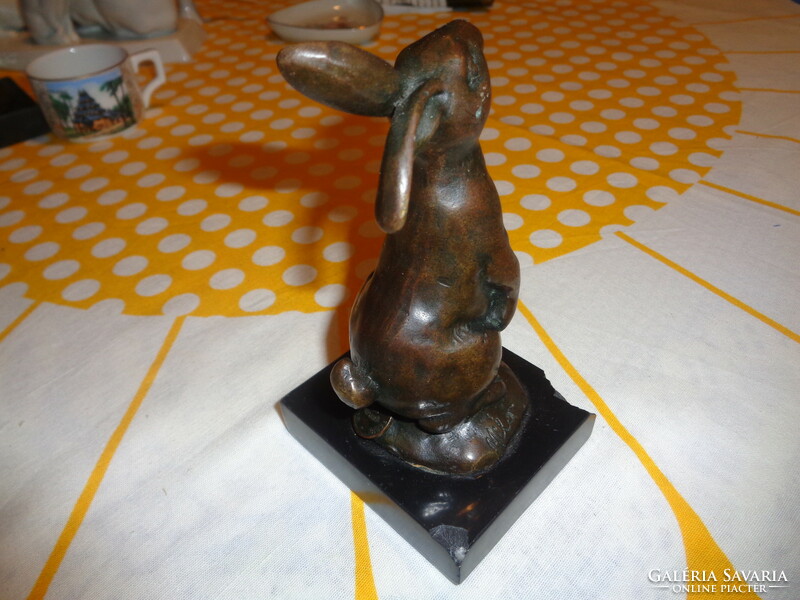 Milo bunny carrot marked, bronze and black marble base, 14 cm