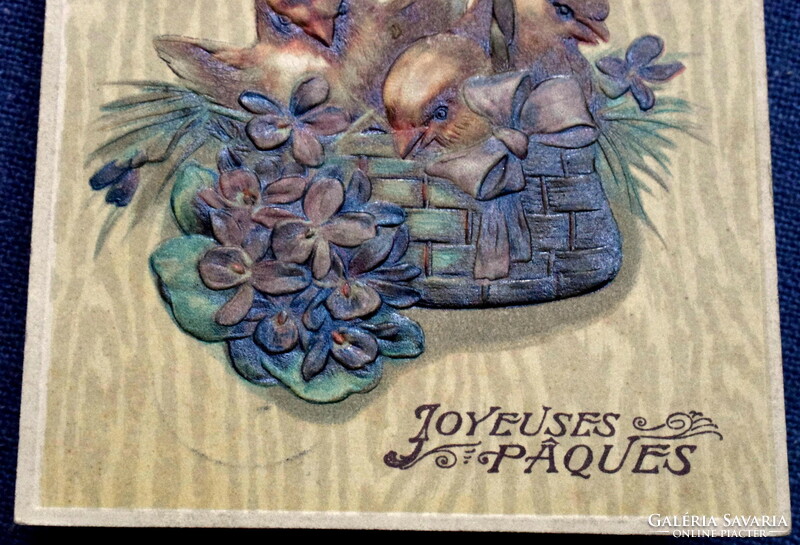 Antik dombornyomott Húsvéti üdvözlő képeslap - csibék kosárban ibolya és barka