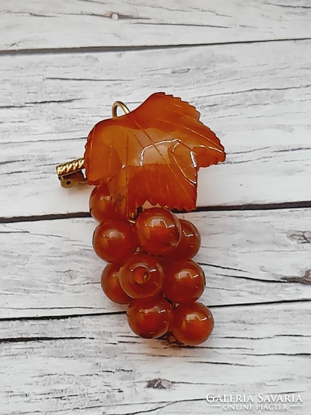 Borostyán bross, kitűző, aranyozott, szőlőfürt, 5 cm