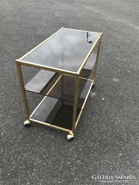 Carriage serving table