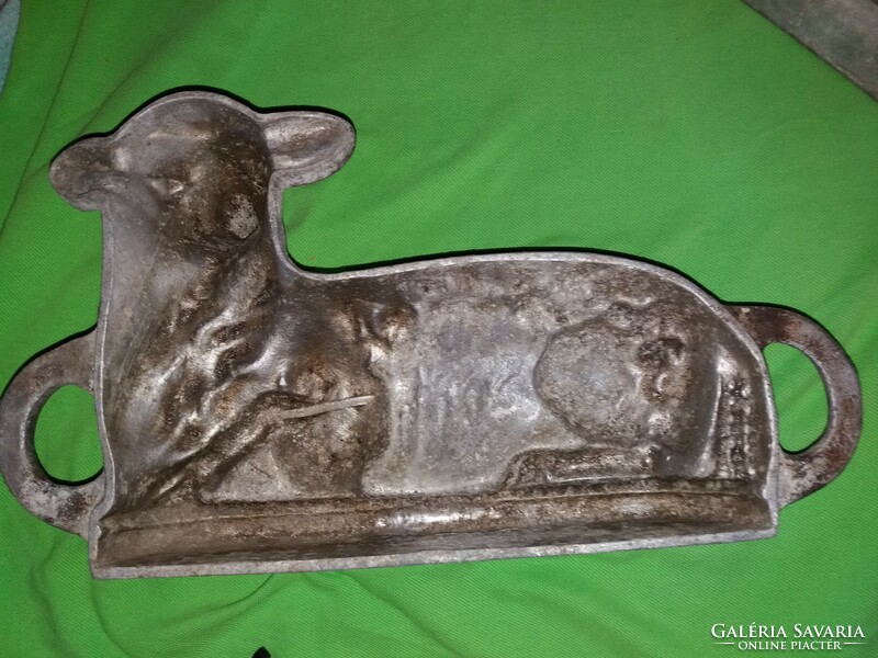 Antique cast metal heavy rare lamb-shaped double sided oven / chocolate mold 31 x 11 x 20 cm as shown in pictures