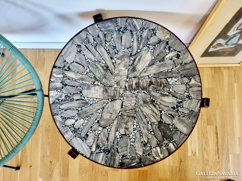 Retró kovácsoltvas kisasztal márvány lappal