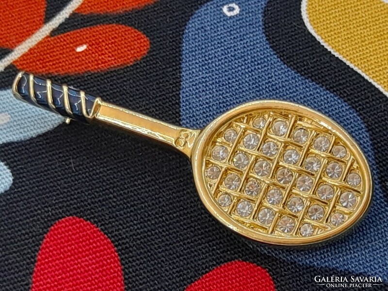 Teniszütő bross, aranyszínű, strasszokkal, 6 x 2,2 cm