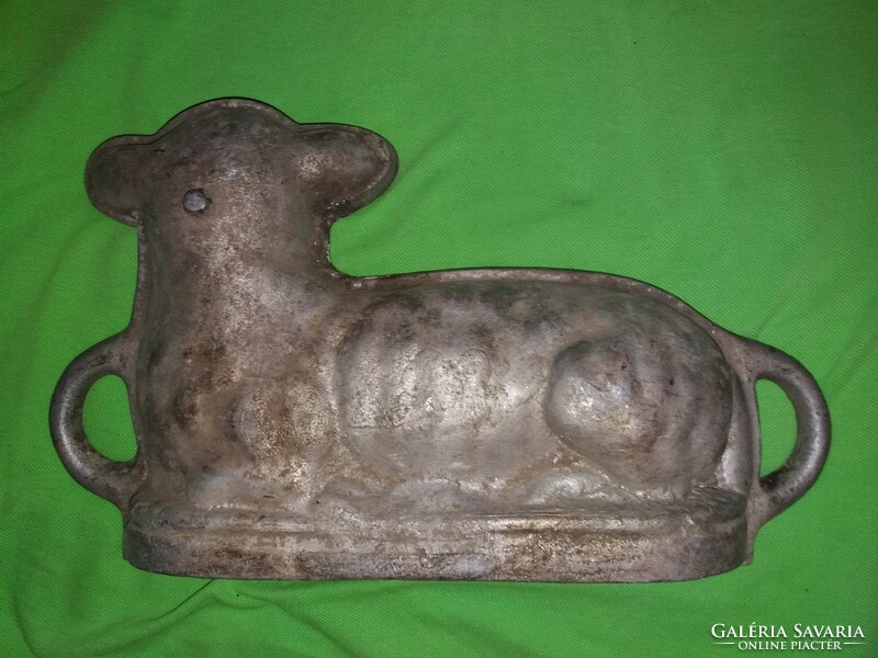 Antique cast metal heavy rare lamb-shaped double sided oven / chocolate mold 31 x 11 x 20 cm as shown in pictures