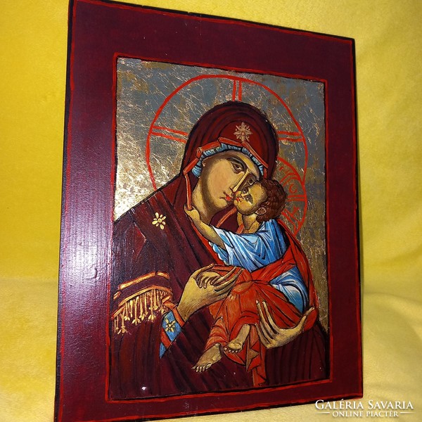 " Istenanya a gyermekkel " .Fatáblára, kézzel festett ikon. Fa ikon. Kép.