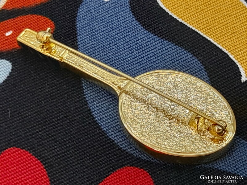 Teniszütő bross, aranyszínű, strasszokkal, 6 x 2,2 cm