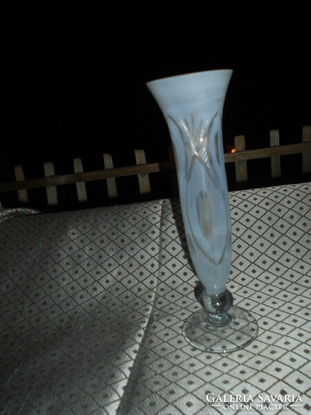 Kézműves 2 rétegű (fehér és átlátszó) üvegből  csiszolt  karcsú alakú váza 20,5 cm