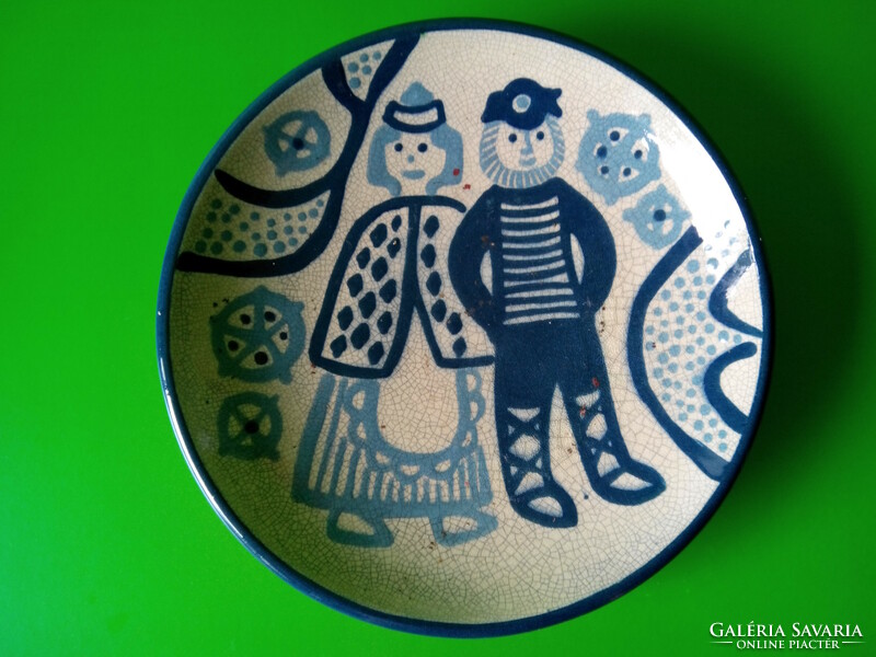 Kihnu comes with a ceramic plate offering