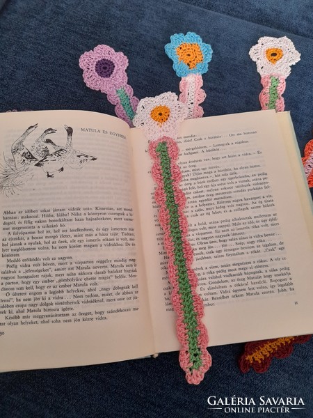 Crochet flower-shaped bookmark