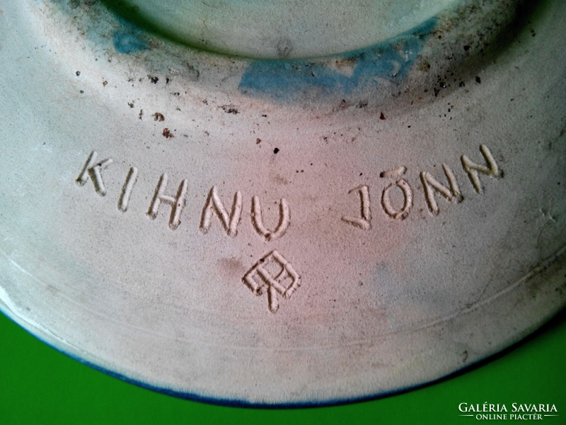 Kihnu comes with a ceramic plate offering