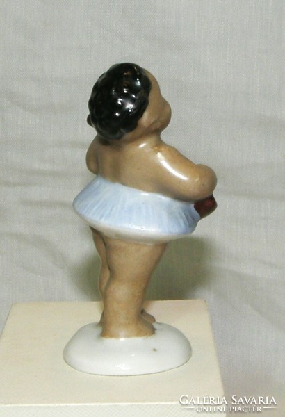 Ritka Aquincumi porcelán figura. Kreol éneklő kislány bendzsóval -