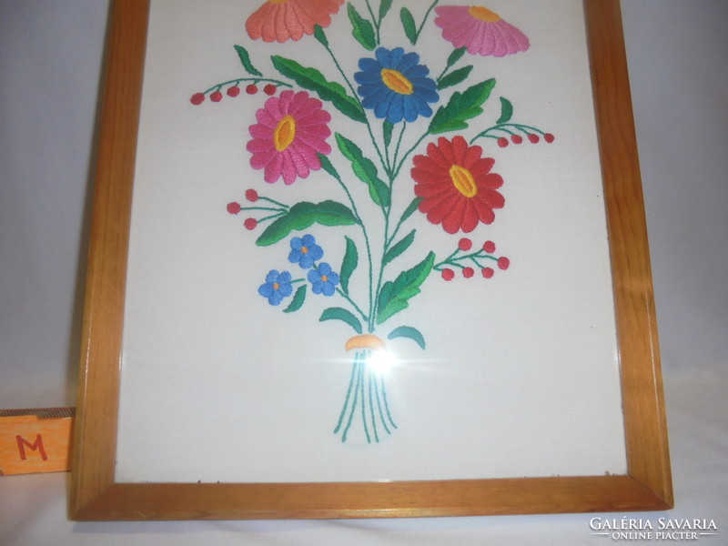 Kalocsai hímzett kép, falidísz keretben, üveg alatt - virágcsokor