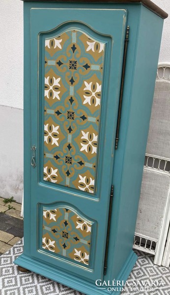 Moroccan-inspired one-door, hanging cabinet