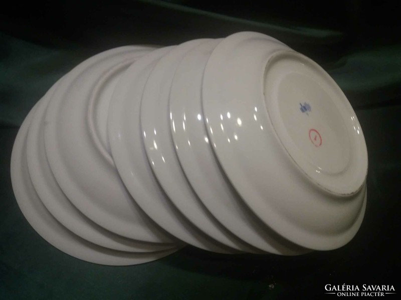 Fehér Zsolnay porcelán kistányérok, 7 db