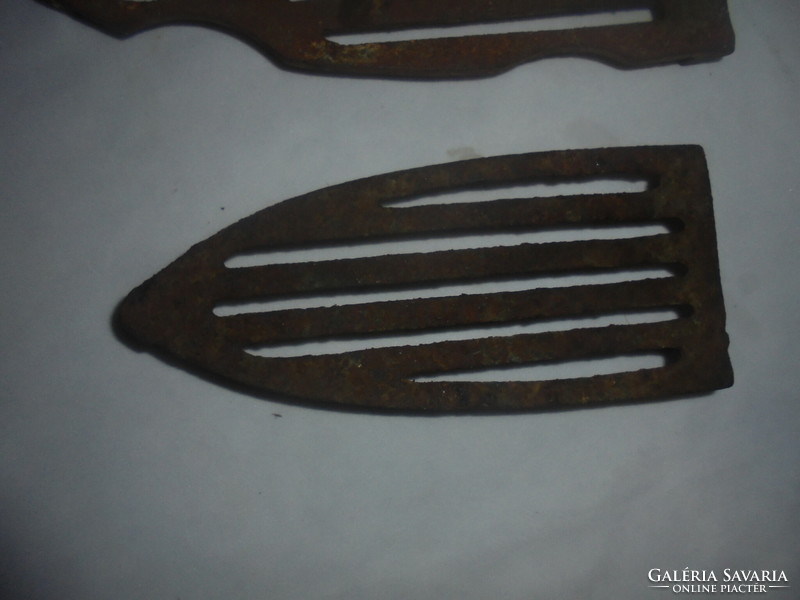 Antik kovácsoltvas vasalótalp, alátét - két darab együtt