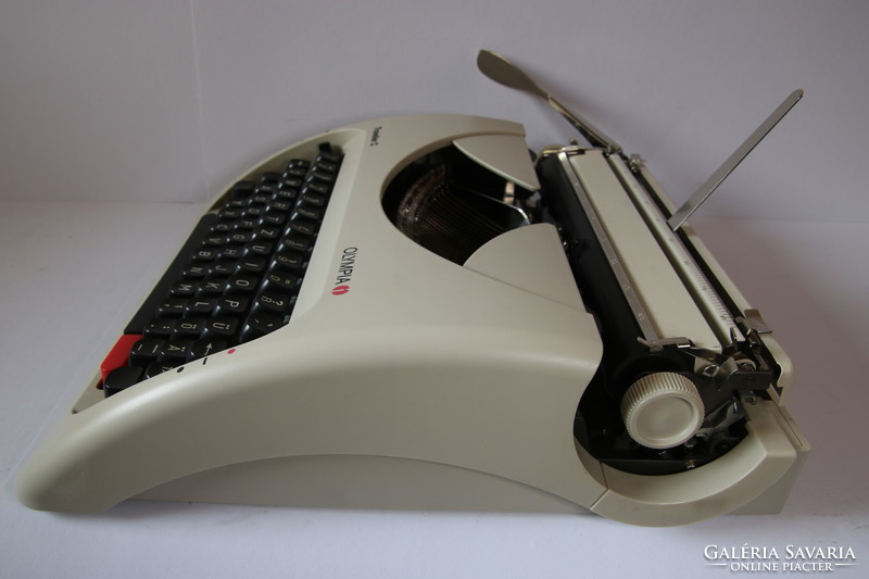 Olympia Traveller C modern mechanikus írógép újszerű állapotban