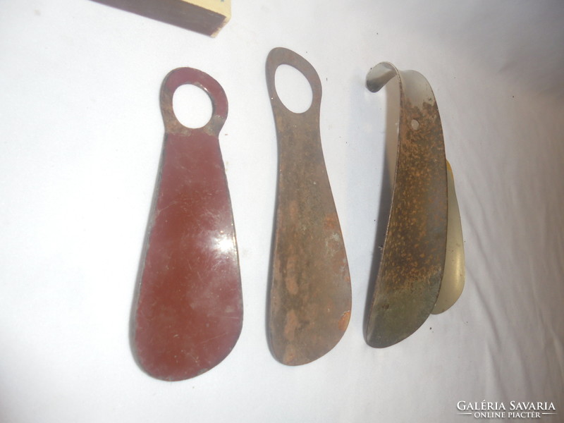 Négy darab régi fém cipőkanál együtt - az egyik zománcos