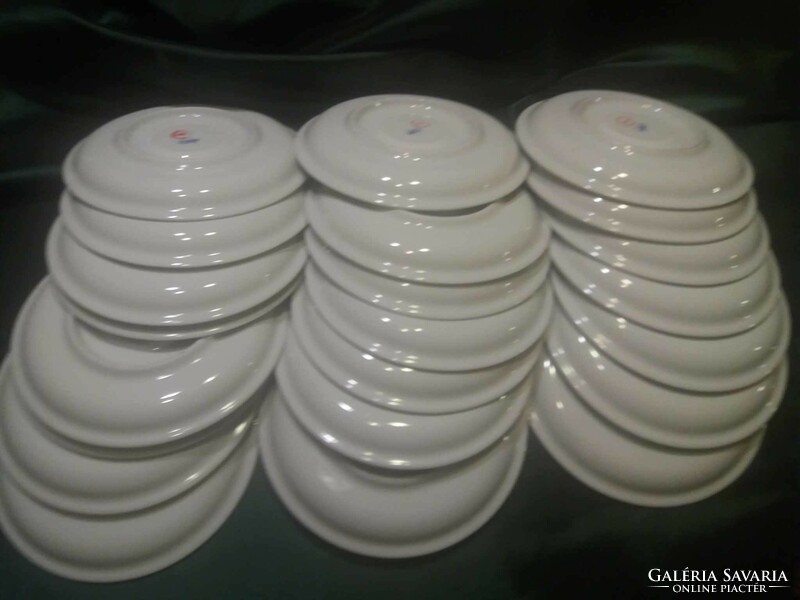 Fehér Zsolnay porcelán kistányérok, 23 db